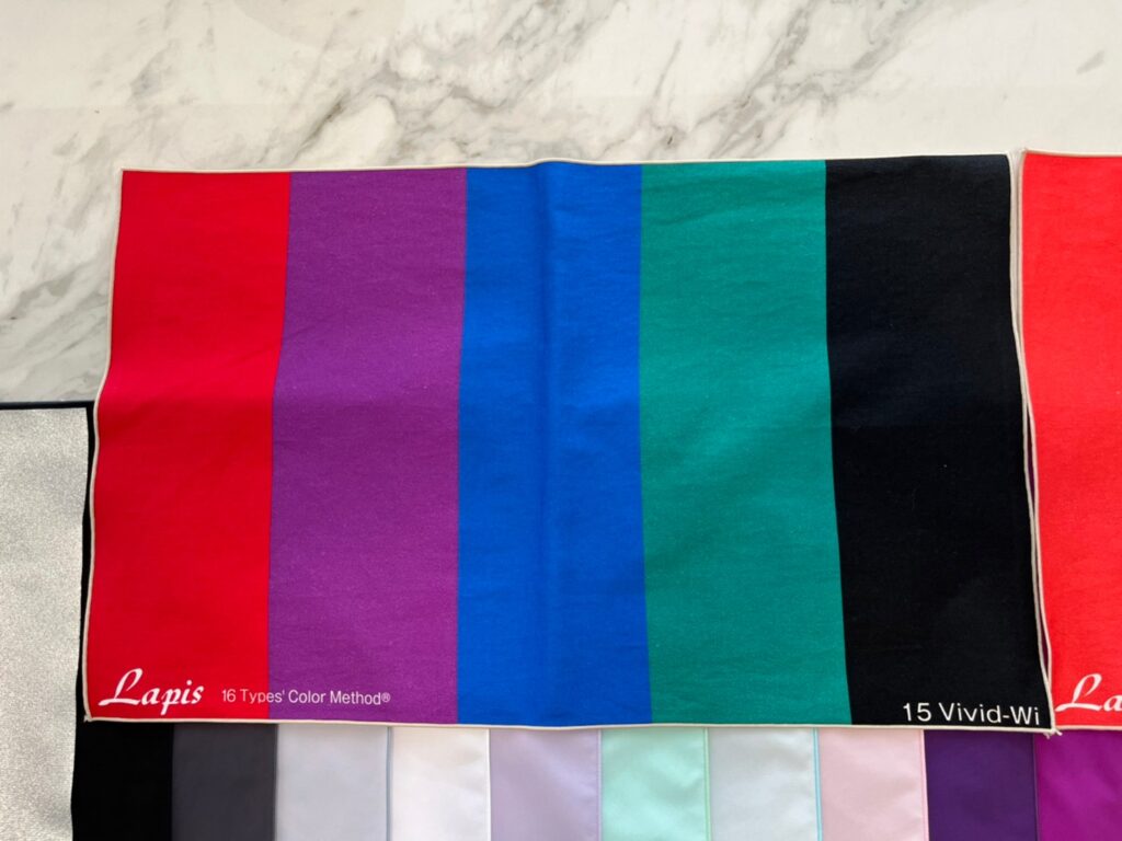 冬ビビッドを示すLapisの布